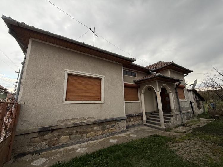 Casă cu 3 camere în Bărăștii Hațegului
