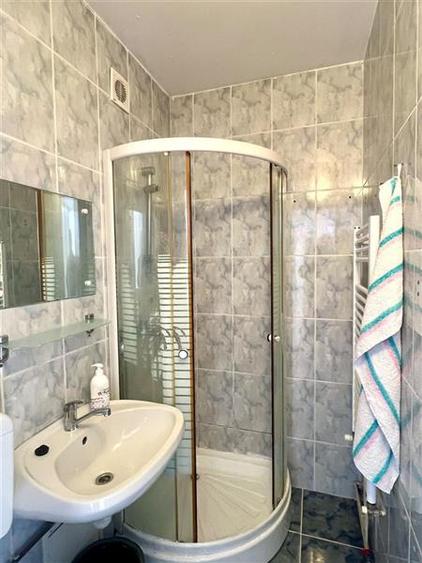 Apartament cu 3 camere semidecomandat, mobilat în Florilor
