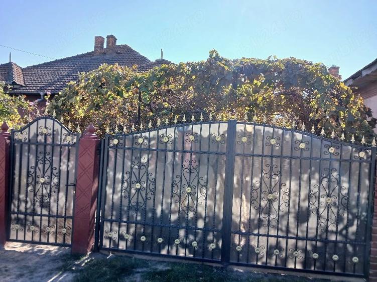 Casă cu 2 camere cu Teren 2000 Mp în Cârna
