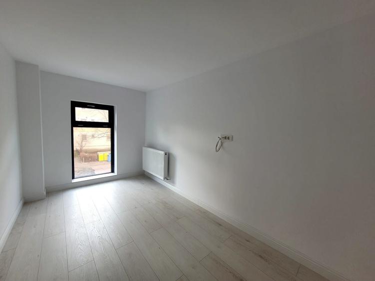 Apartament cu 3 camere semidecomandat, mobilat în Colentina