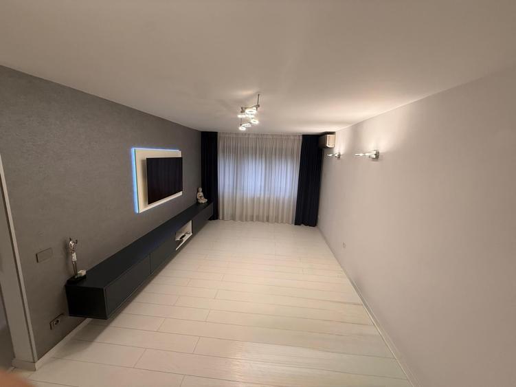 Apartament cu 5 camere decomandat în Drumul Taberei
