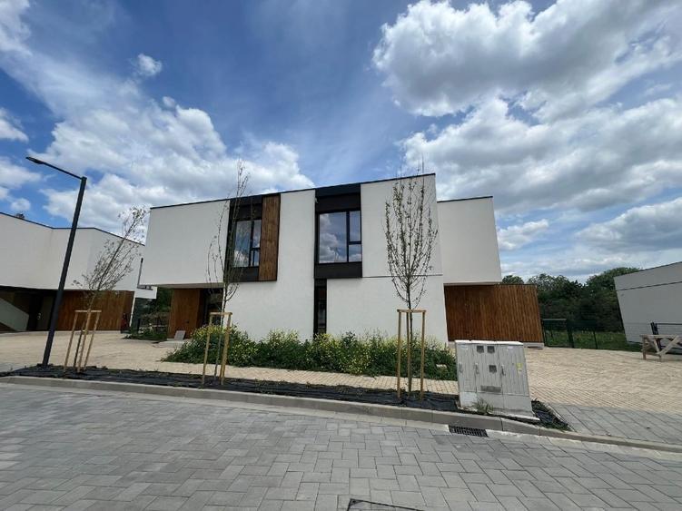 Casă individuală cu 4 camere cu Teren 200 Mp în Tunari