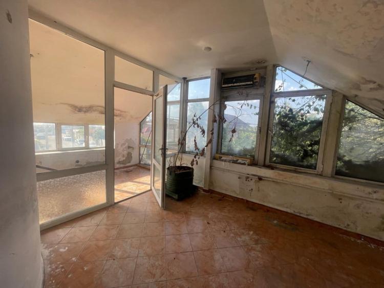 Casă cu 5 camere cu Teren 284 Mp în Central