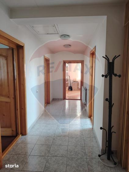 Casă cu 8 camere cu Teren 800 Mp în Central