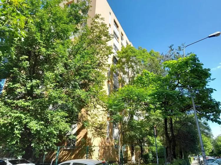Apartament cu 3 camere decomandat, mobilat în Sebastian