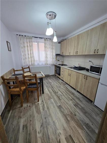 Apartament cu 2 camere decomandat, mobilat în Tractorul