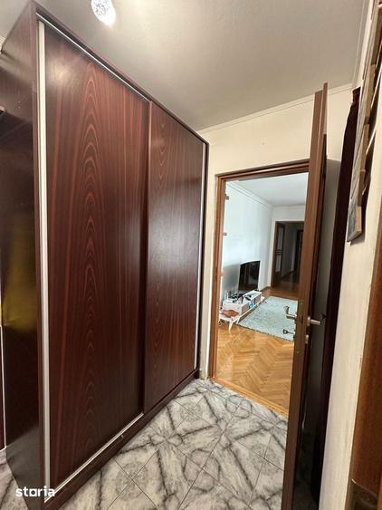 Apartament cu 3 camere semidecomandat în Militari
