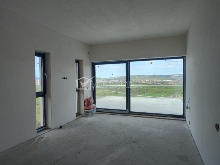Casă cu 6 camere cu Teren 177 Mp în Sopor