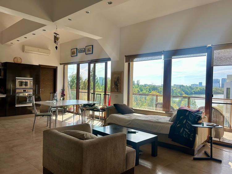 Penthouse cu 3 camere semidecomandat în Herăstrău