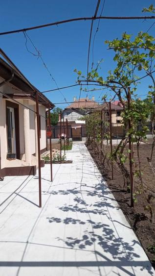 Casă cu 4 camere cu Teren 500 Mp în Central