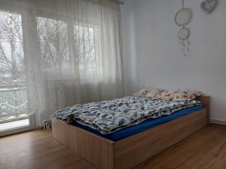 Apartament cu 3 camere semidecomandat în Slătinioara