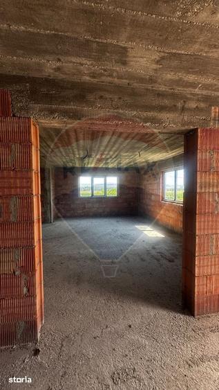 Casă cu 6 camere cu Teren 1000 Mp în Costâna