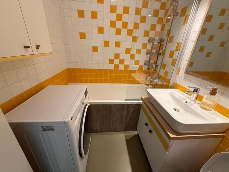 Apartament cu 3 camere semidecomandat în Cotroceni