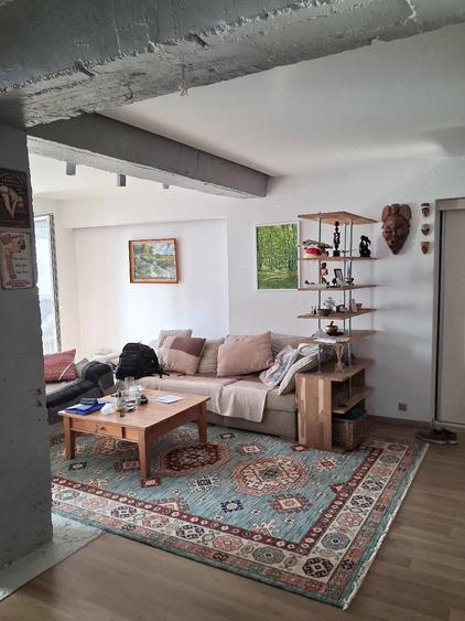 Apartament cu 3 camere semidecomandat în Circumvalațiunii