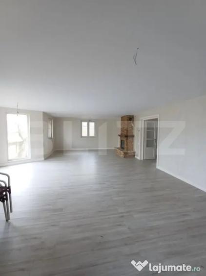 Casă cu 5 camere cu Teren 1590 Mp în Luna