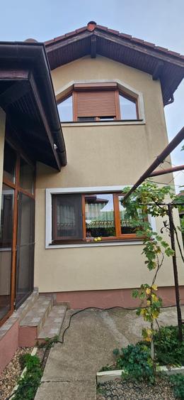 Casă individuală cu 5 camere cu Canalizare în Ghiroda