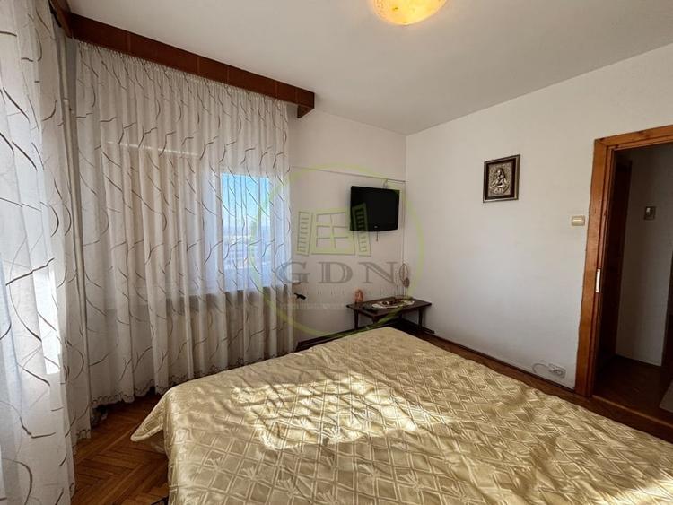 Apartament cu 3 camere semidecomandat, mobilat în Central