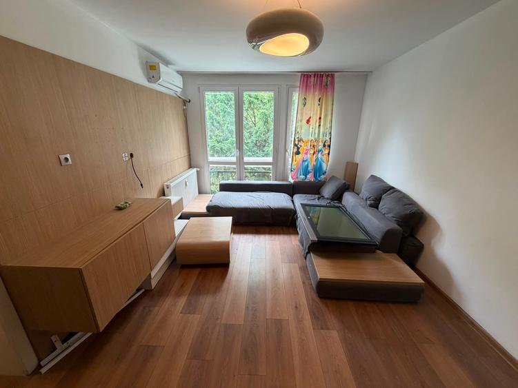 Apartament cu 3 camere semidecomandat în Titan