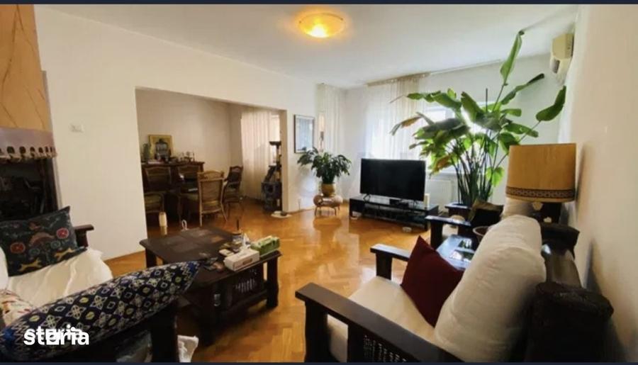 Apartament cu 4 camere decomandat în Pajura