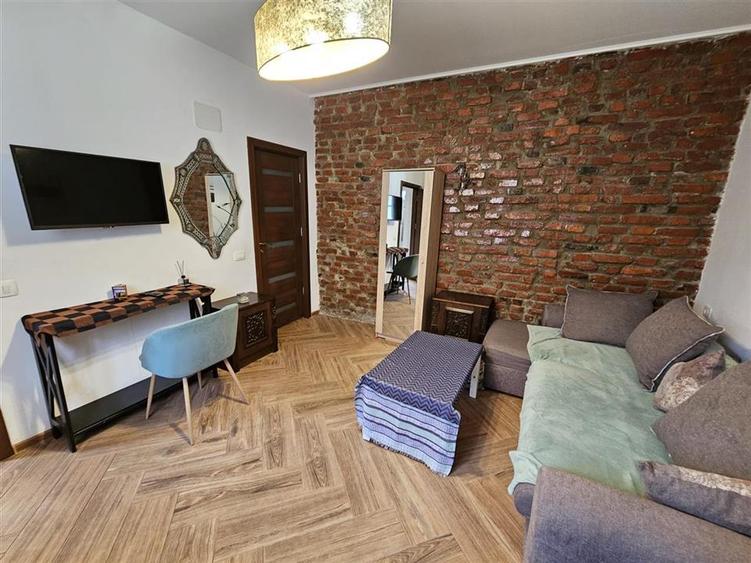 Duplex cu 4 camere cu Canalizare în Centrul Civic