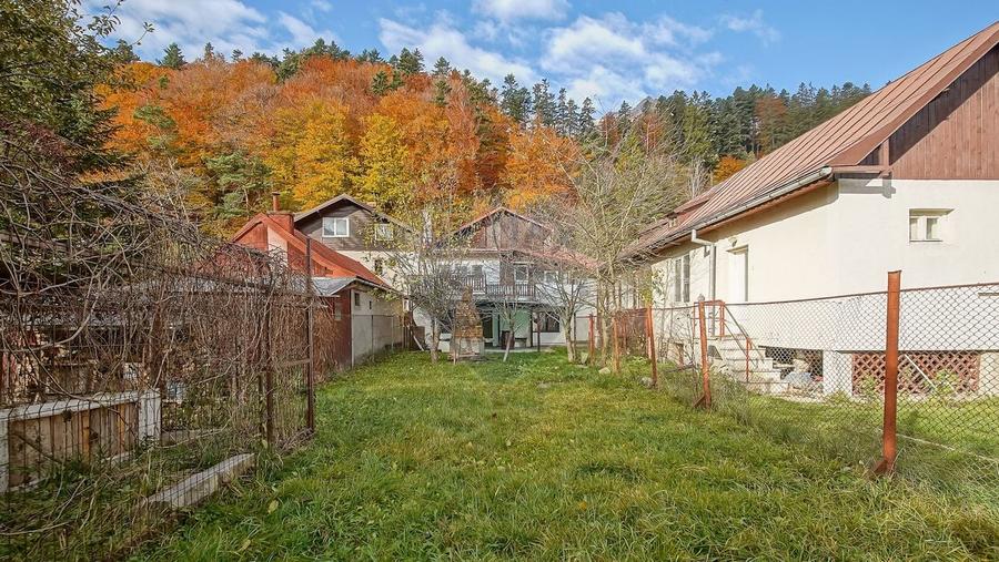 Casă individuală cu 8 camere cu Teren 485 Mp în Central