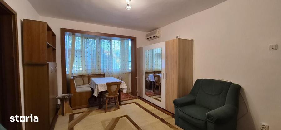 Apartament cu 3 camere semidecomandat în Girocului