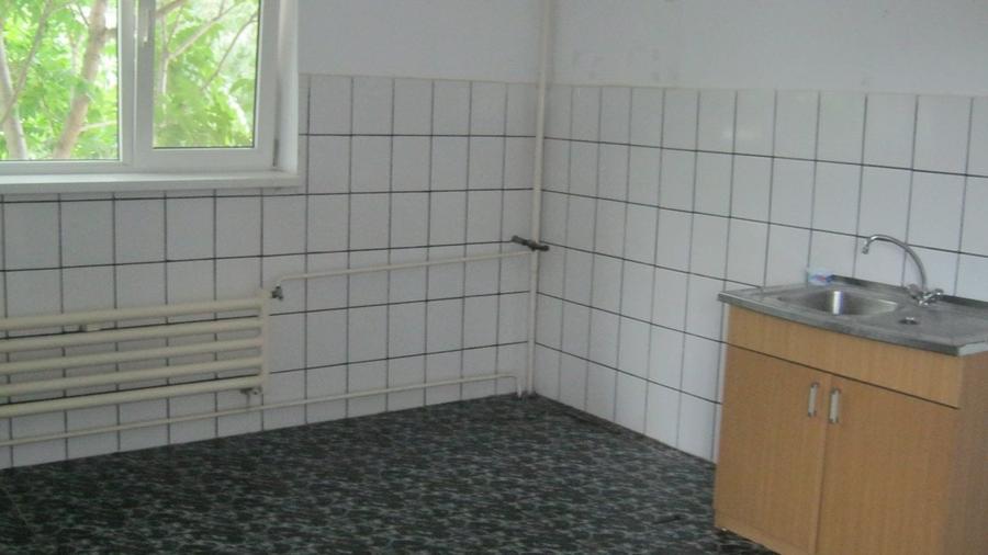 Casă individuală cu 10 camere cu Teren 500 Mp în Central