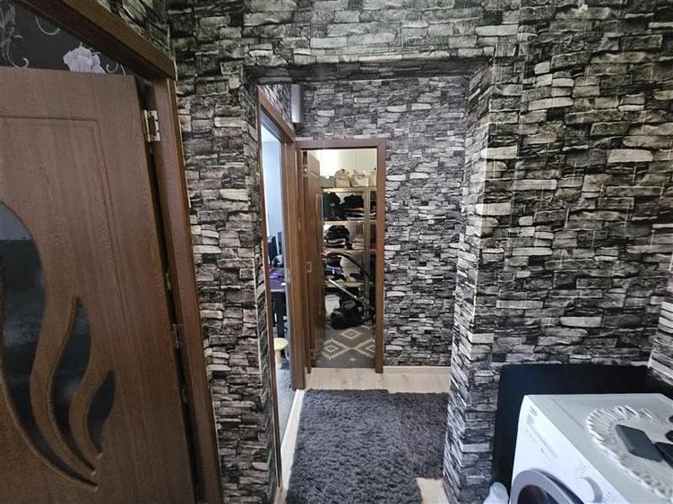 Apartament cu 3 camere decomandat, mobilat în Micro IV