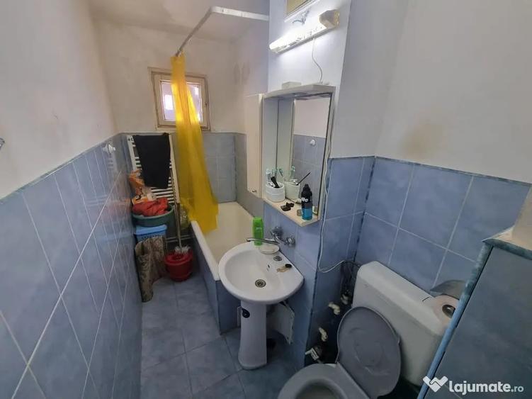 Apartament cu 3 camere semidecomandat în Km 4