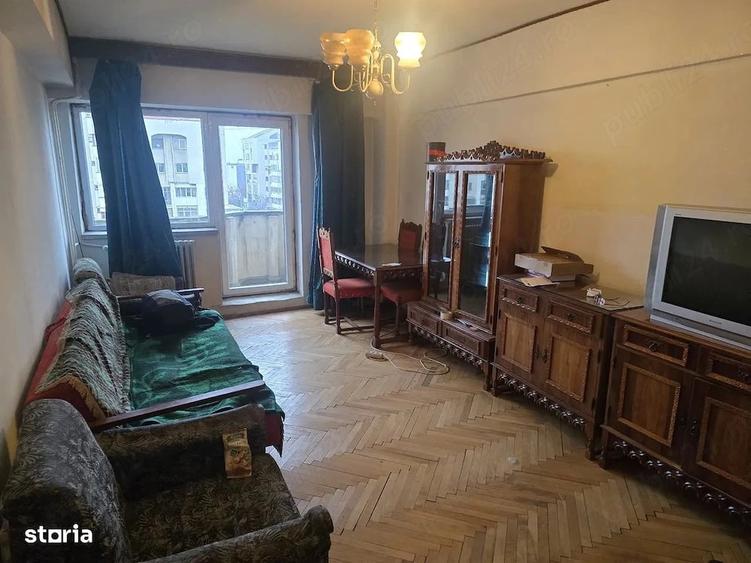 Apartament cu 3 camere decomandat în Calea București