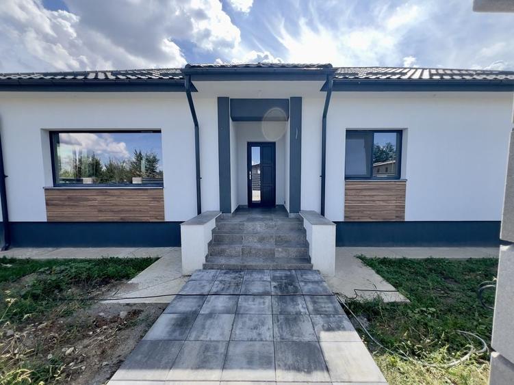 Casă cu 4 camere în Hințești
