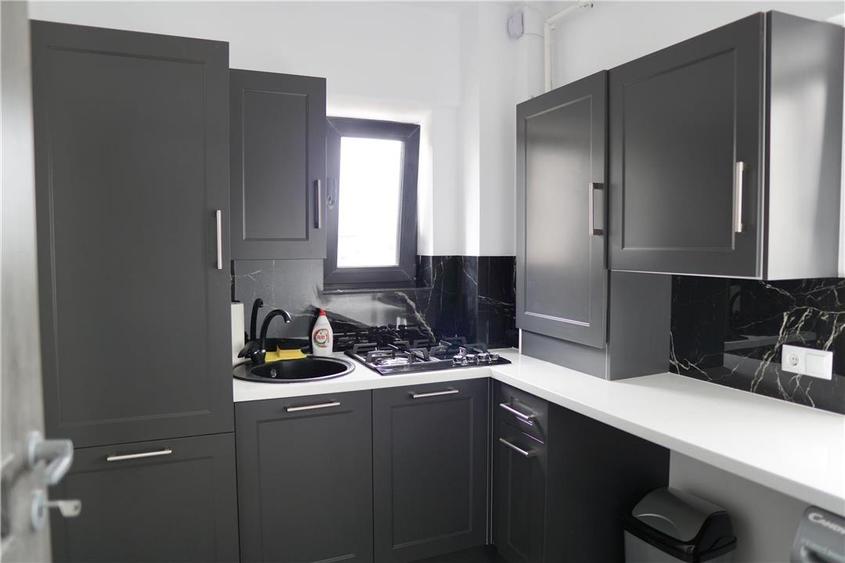 Apartament cu 2 camere decomandat, mobilat în Central