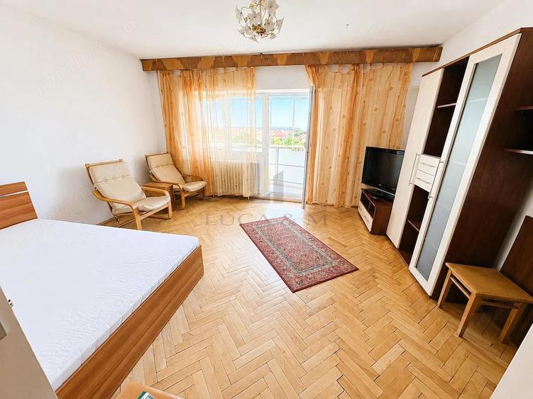 Garsonieră decomandată în Lunei