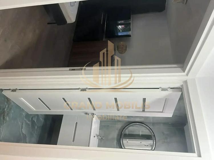 Apartament cu 3 camere semidecomandat în Soarelui