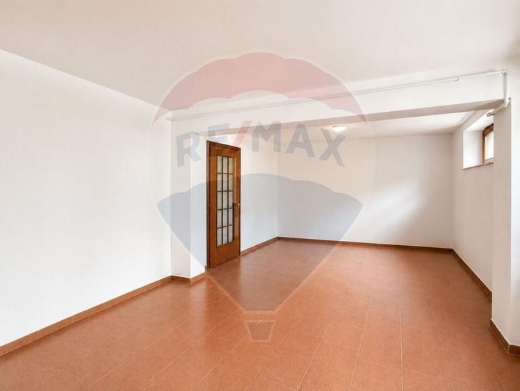 Casă individuală cu 6 camere cu Teren 572 Mp în Central