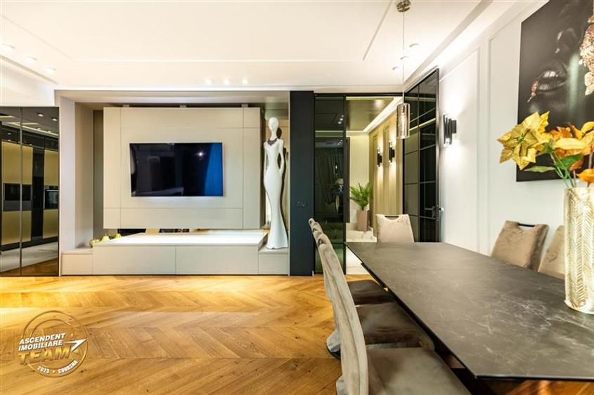 Apartament cu 4 camere decomandat în Central