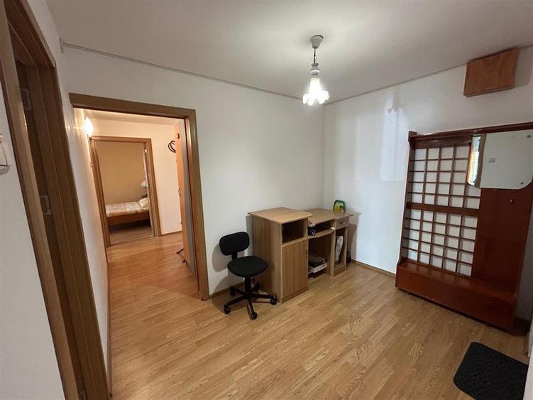 Apartament cu 3 camere decomandat, mobilat în Brăilei