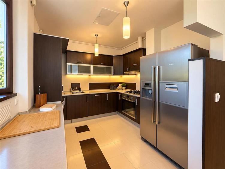 Apartament cu 5 camere decomandat, mobilat în Herăstrău
