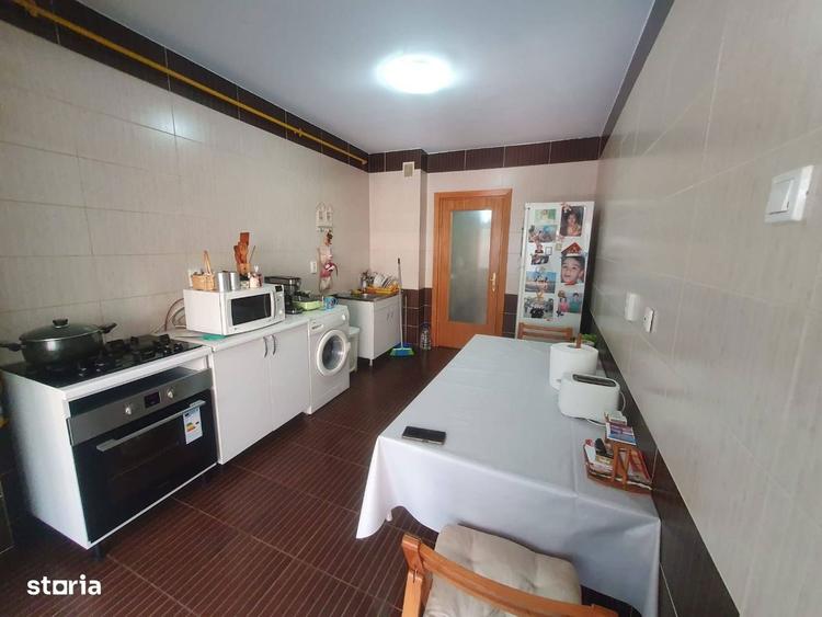De vanzare Apartament 3 camere -Complex Vega, Strada Tecuci - 10