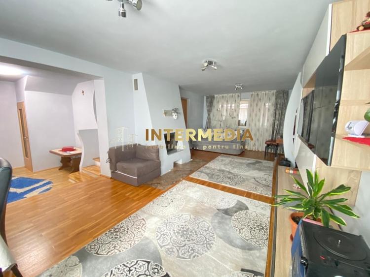 Casă individuală cu 5 camere cu Canalizare în Cetate