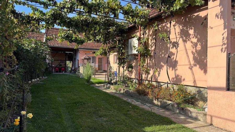 Casă cu 4 camere în Vadu Crișului
