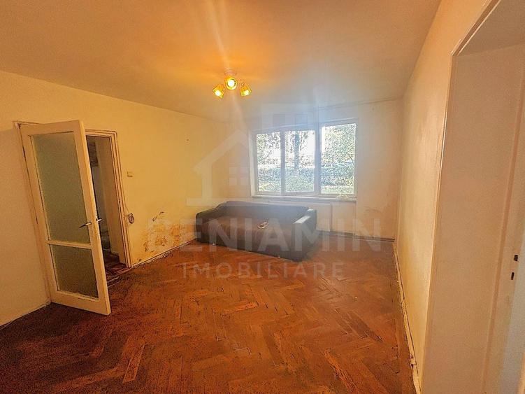 Apartament cu 3 camere semidecomandat în Tractorul