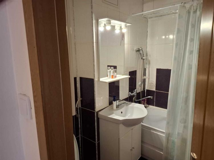 Apartament cu 4 camere decomandat în Central