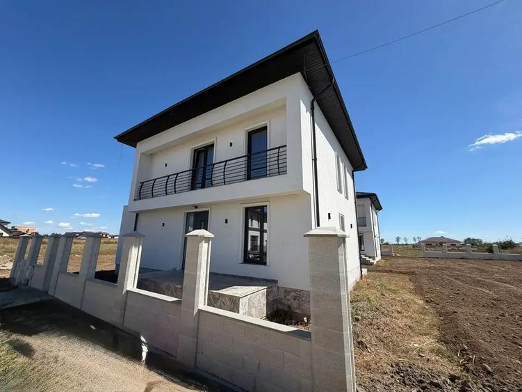Casă individuală cu 5 camere cu Canalizare în Est