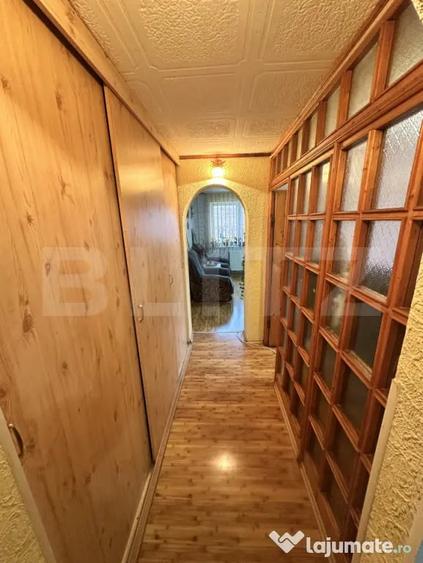 Apartament cu 3 camere semidecomandat în Gojdu