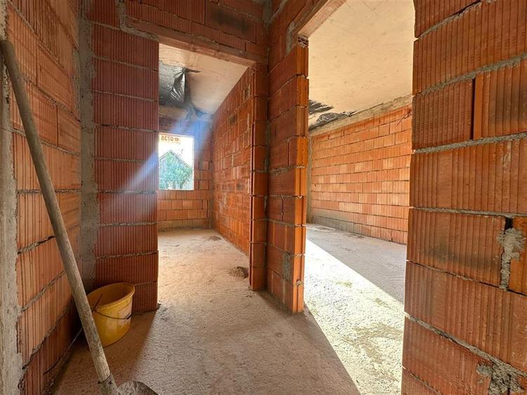Casă cu 4 camere cu Teren 665 Mp în Cihei