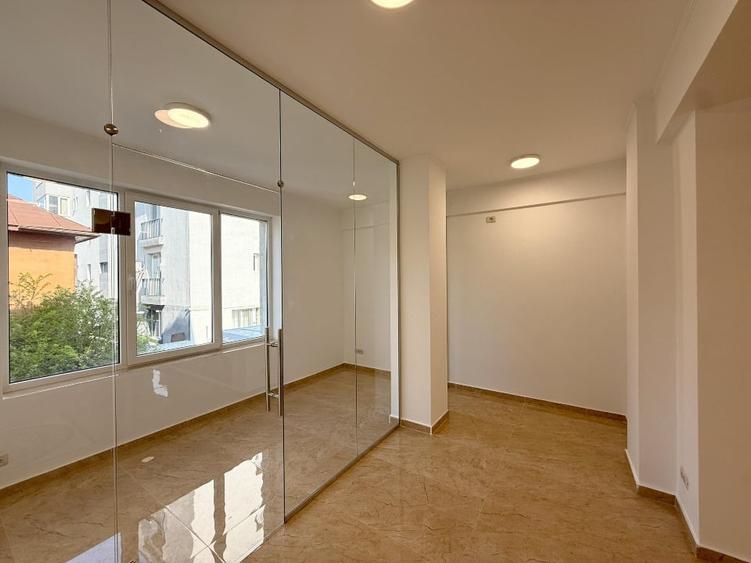 Apartament cu 4 camere decomandat în Sisești