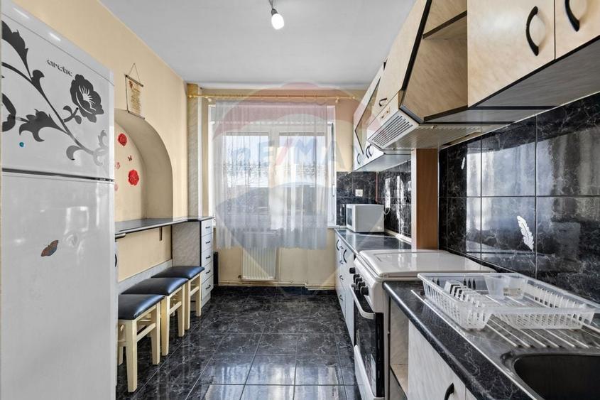 Apartament cu 3 camere semidecomandat, mobilat în Podgoria