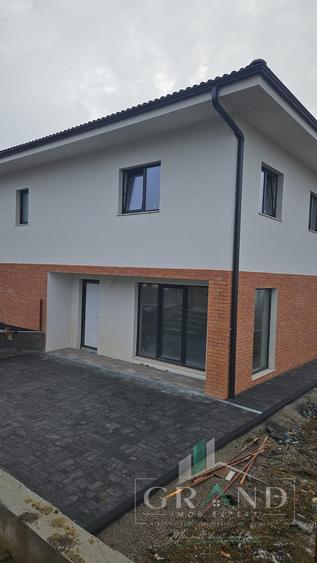 Duplex cu 4 camere cu Canalizare în Chinteni