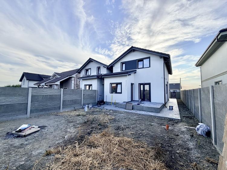 Duplex cu 4 camere cu Teren 275 Mp în Urseni